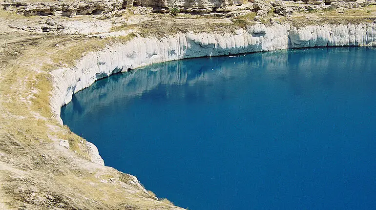 Tiefblaues Wasser in der Doline von Obruk Han