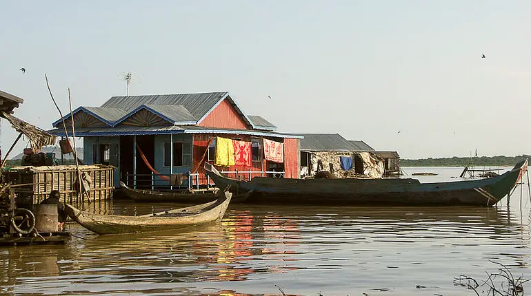 Bunte Häuser im Vietnamesen-Dorf auf dem Tonle Sap