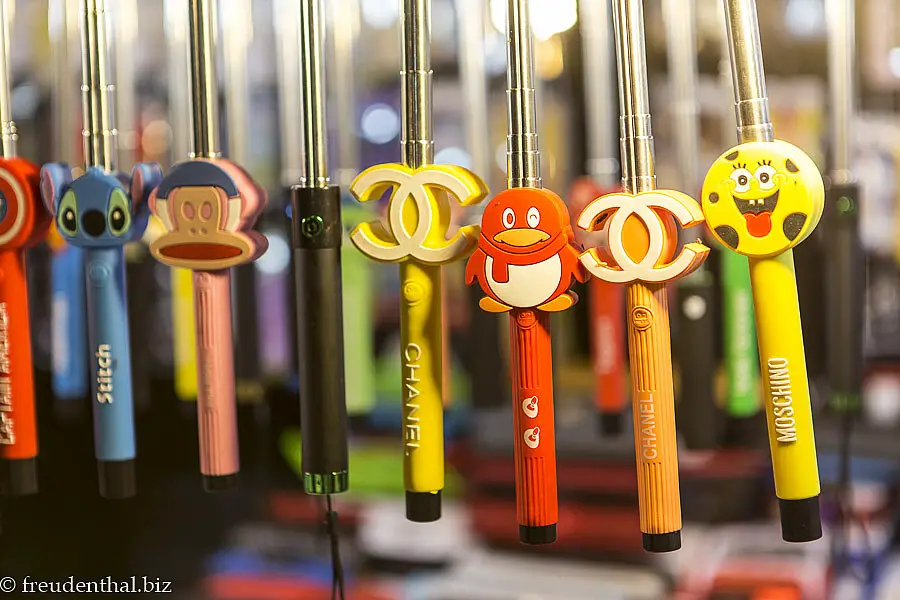 Selfie Sticks auf dem Nachtmarkt von Vientiane