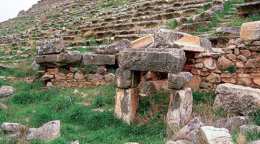 alte Steine im Stadion von Aphrodisias in der Türkei