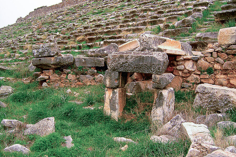 alte Steine im Stadion von Aphrodisias in der Türkei