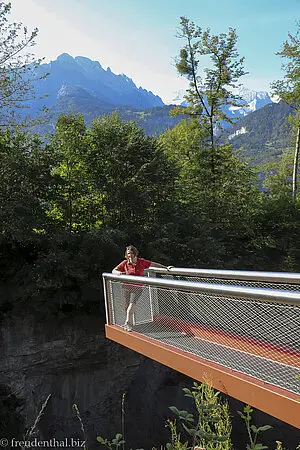 Anne auf dem Skywalk über den Alpbachfällen