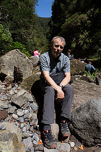 Lars beim Wasserfall von Caldeirão Verde