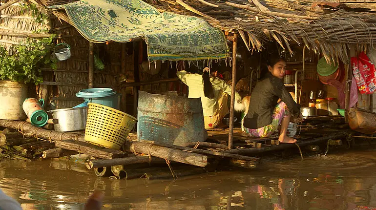 Frau bei der Hausarbeit im Dorf der Vietnamesen